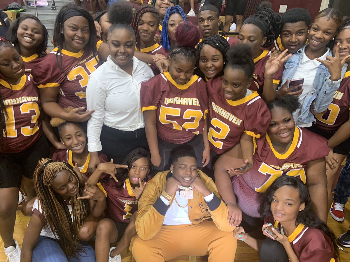 PrincipalMosby's tweet image. Sending a special thanks to my friends at SCS Student Affairs for hosting the 20/20 pop-up pep rally at Oakhaven today with a special appearance by Kevo Muney! Today was one incredible day for the hawks! @SCSSuptRay @EmpowerSCS @SCSK12Unified @kevomuney1