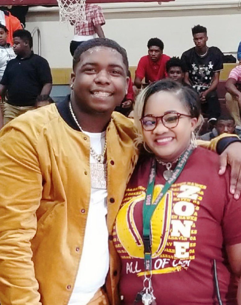 PrincipalMosby's tweet image. Sending a special thanks to my friends at SCS Student Affairs for hosting the 20/20 pop-up pep rally at Oakhaven today with a special appearance by Kevo Muney! Today was one incredible day for the hawks! @SCSSuptRay @EmpowerSCS @SCSK12Unified @kevomuney1