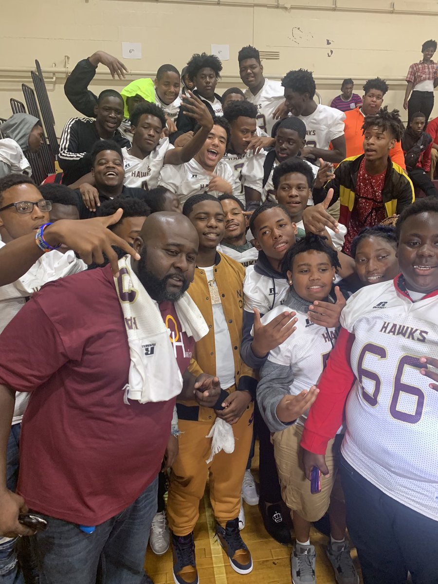 PrincipalMosby's tweet image. Sending a special thanks to my friends at SCS Student Affairs for hosting the 20/20 pop-up pep rally at Oakhaven today with a special appearance by Kevo Muney! Today was one incredible day for the hawks! @SCSSuptRay @EmpowerSCS @SCSK12Unified @kevomuney1