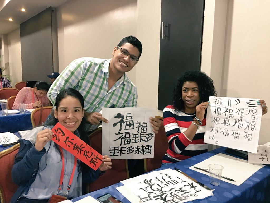 WangJianPaco's tweet photo. Mucho más que técnica acuicola,  un día de acercamiento a la cultura tradicional de China en clases de #Curso de Acuicultura: canciones folklóricas, caligrafía, Taichi...... especialmente en el Festival de Luna Llena de China probando el sabroso Moon CakeCake. https://t.co/AF8pvN1Z0M