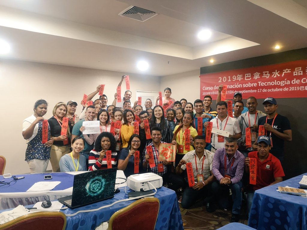 WangJianPaco's tweet photo. Mucho más que técnica acuicola,  un día de acercamiento a la cultura tradicional de China en clases de #Curso de Acuicultura: canciones folklóricas, caligrafía, Taichi...... especialmente en el Festival de Luna Llena de China probando el sabroso Moon CakeCake. https://t.co/AF8pvN1Z0M