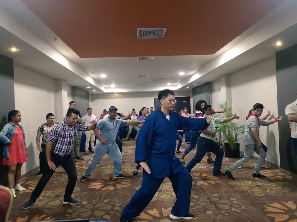 WangJianPaco's tweet photo. Mucho más que técnica acuicola,  un día de acercamiento a la cultura tradicional de China en clases de #Curso de Acuicultura: canciones folklóricas, caligrafía, Taichi...... especialmente en el Festival de Luna Llena de China probando el sabroso Moon CakeCake. https://t.co/AF8pvN1Z0M