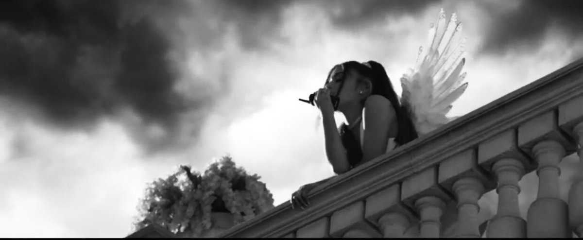 alwaysbored2001's tweet photo. #DontCallMeAngle #ArianaGrande #ariana #MileyCyrus #LanaDelRey @ArianaGrande this vid🔥🔥🔥 https://t.co/AtAh1MbXDq