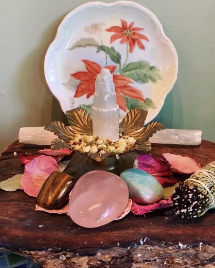 phytoherbals's tweet photo. Happy Harvest Full Moon &amp; Friday the 13th! The energy of this day is powerful and definitely one to work with. Stop by the shop to get all your last minute things for your rituals or even to get a gift for yourself! https://t.co/2hX7rXo8LF
