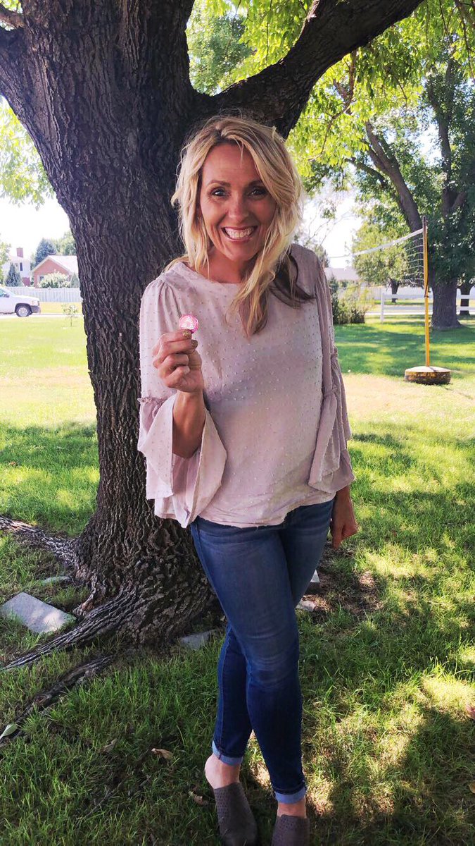 KoraSchindler's tweet photo. My beautiful momma stuntin w/ her 4 year sobriety chip....
That’s it. That’s the tweet😍 https://t.co/fYJdktQYl2