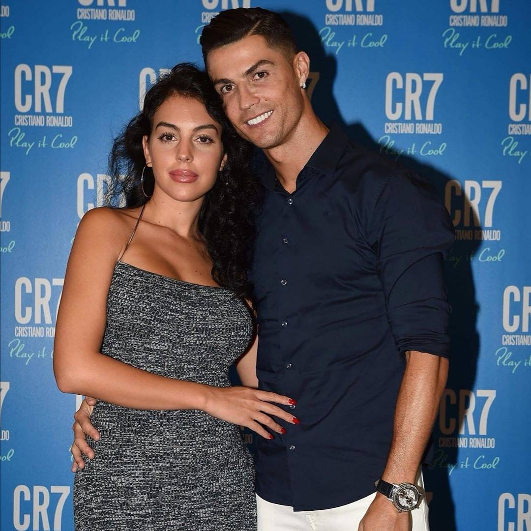 Quien's tweet photo. Cristiano Ronaldo y Georgina Rodríguez durante la presentación de la nueva fragancia del astro portugués 🔥🔥 #ParejaTop #cristianoronaldo #cr7 #georginarodriguez (Foto: @cristiano) https://t.co/YPf5HINTMh
