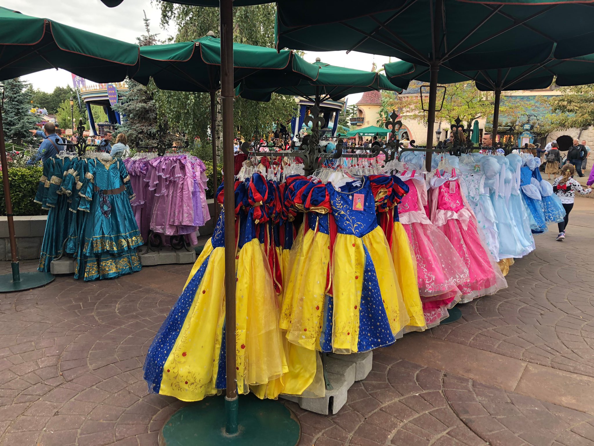 Lynn13 ディズニーランドパリの ファンタジーランドには 充実のプリンセスドレス サイズも豊富 パリディズニー T Co Uawpvjrh7g Twitter