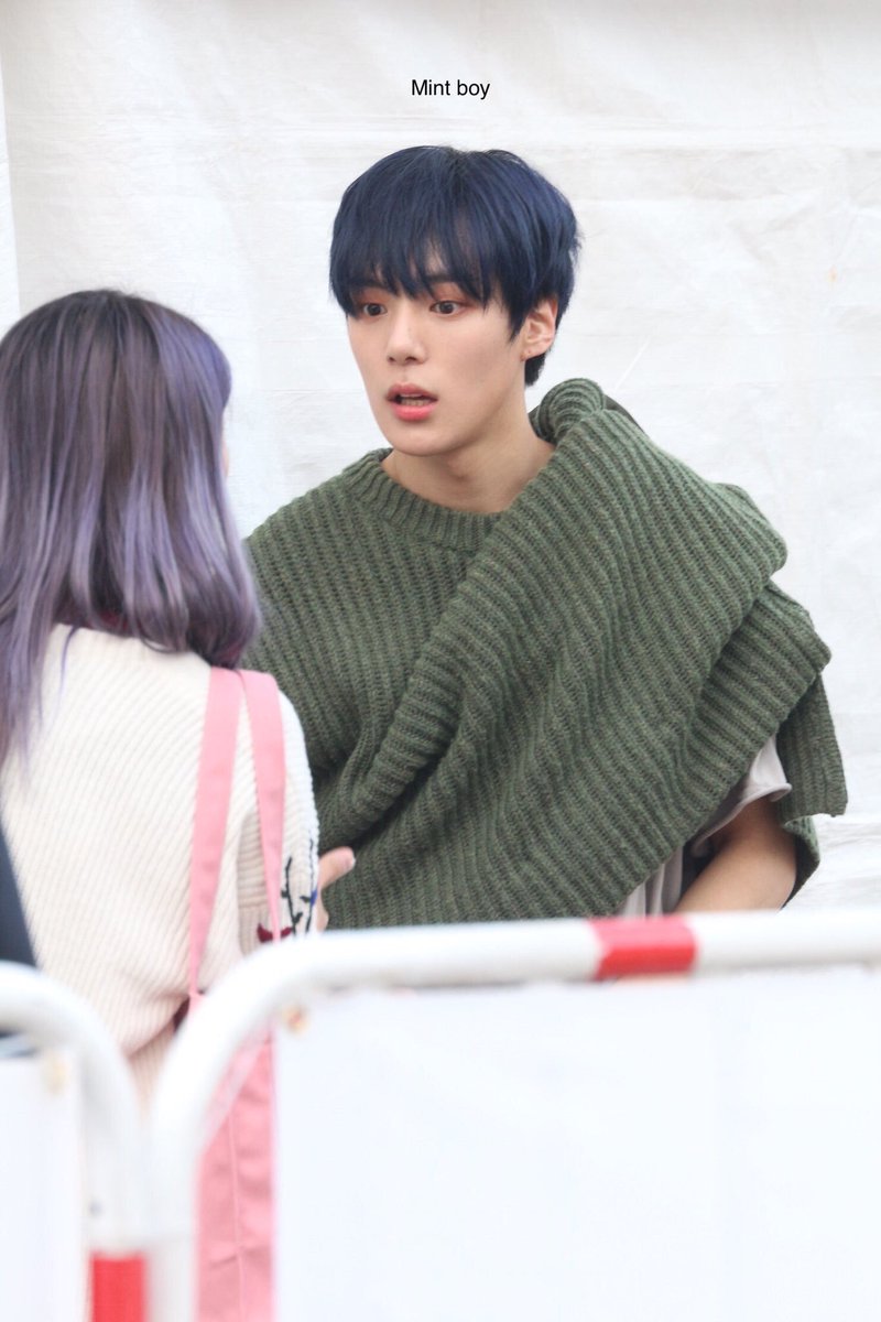 わび Pa Twitter キュルッキュルのプリチーフェイス韓国の石原さとみなのに 女性と並ぶと只々デカイ し 手の大きさ21cmでiphone8 よりデカイしなのにこの顔でメンバーにウザがられるくらい抱きついてしまうのはギャップが凄くて脳が追いつきませんので