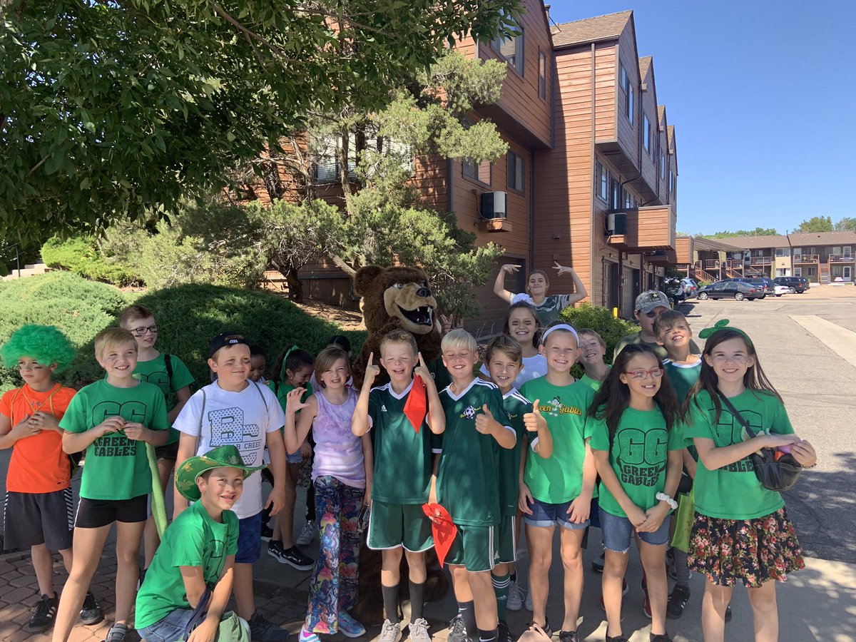 teamGGES's tweet image. 5th graders marching in the Bear Creek Homecoming Parade.  #futurebears #greengablesproud @TeamJeffco @Southern_Gables @COJasonGlass @teamGGES