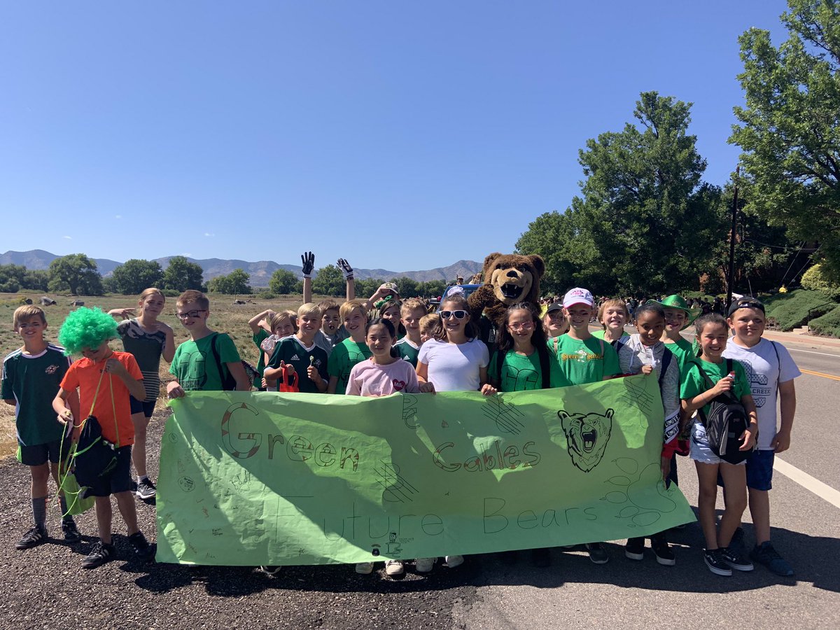 teamGGES's tweet image. 5th graders marching in the Bear Creek Homecoming Parade.  #futurebears #greengablesproud @TeamJeffco @Southern_Gables @COJasonGlass @teamGGES