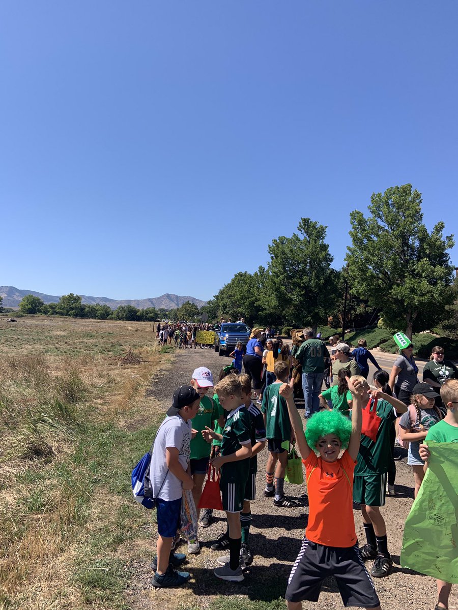 teamGGES's tweet image. 5th graders marching in the Bear Creek Homecoming Parade.  #futurebears #greengablesproud @TeamJeffco @Southern_Gables @COJasonGlass @teamGGES