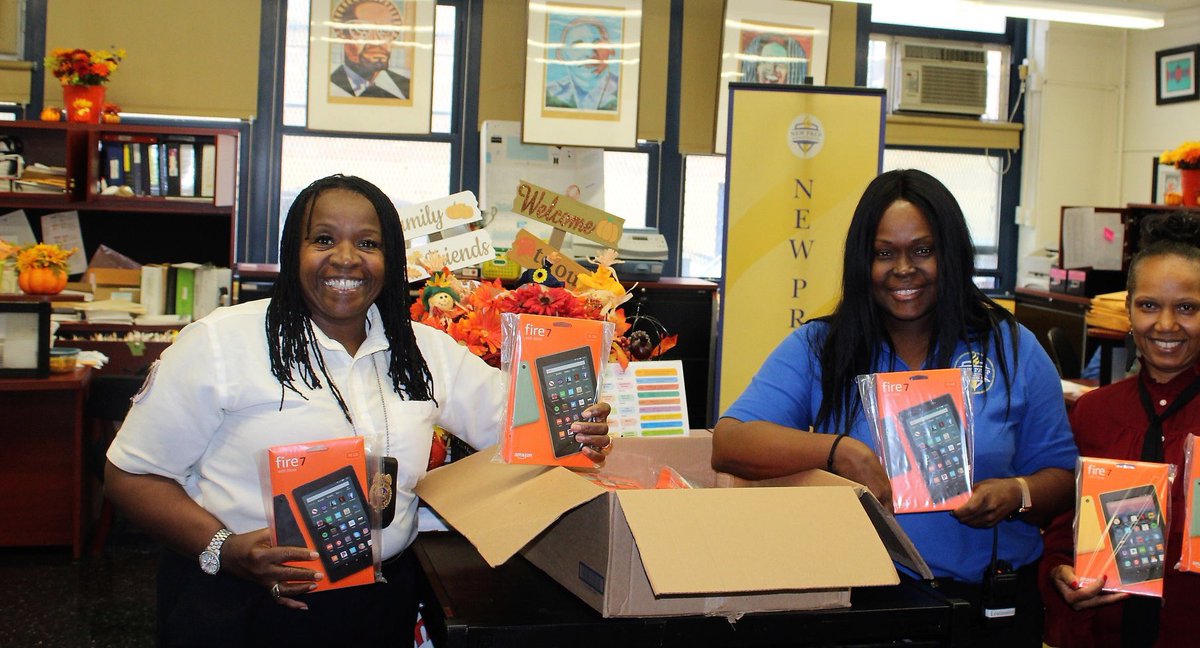 MS8QScholars's tweet photo. Thank you to Ms. Robin Dean, President of Cruises SportBikes Integrated and friends for their donation to our New Prep Scholars!
Shout out to Ms. Coronado, Community Schools Director at New Prep!  
#JourneyingTowardsExcellence #MS8Q 
@SQPABeacon @NYCSchoolsD28 @DOEChancellor https://t.co/KgJP9626Fd
