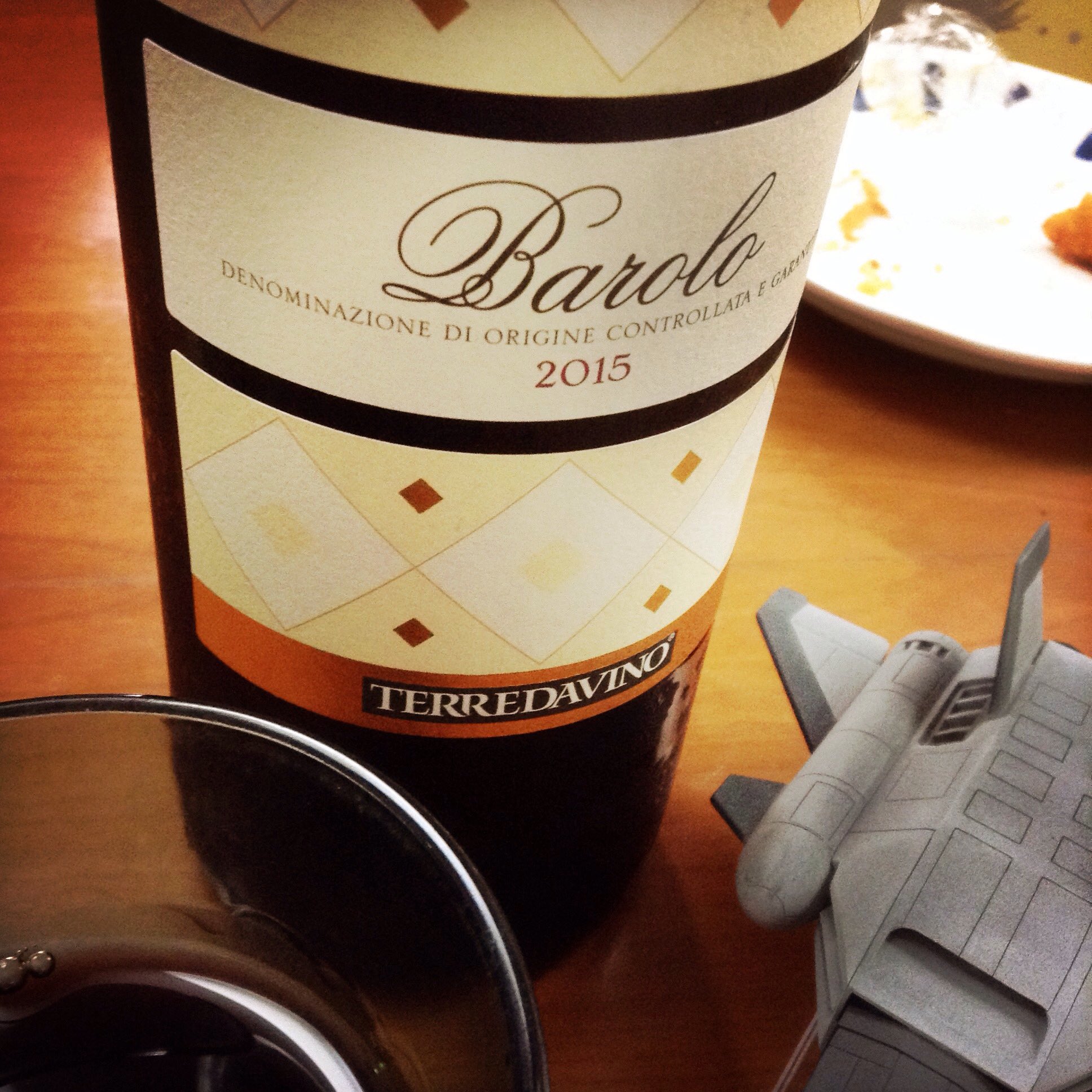 Nopi Okストアでバローロが1800円で売っててうっそだ くれいの怖いもの見たさで飲んでみて確かにバローロでしたけど最後らへん酸味てなったので保存状態 て思った でがぱがぱ飲んだので寝落ちした