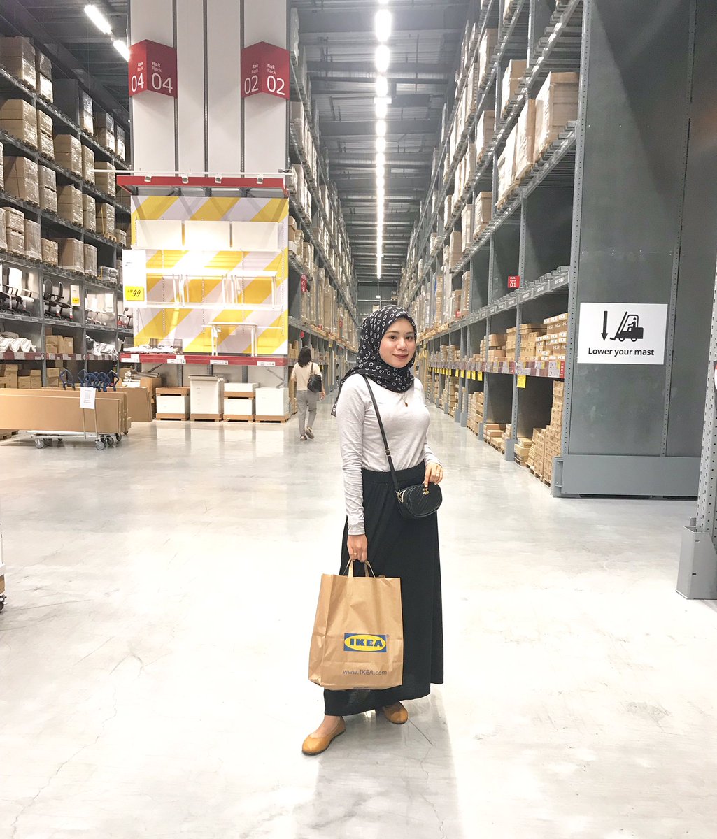 lolalarws's tweet photo. Org jalan dgn bf kan ? Aku jalan dgn mak ayah ❤️ apa ada hal 😁 https://t.co/kY1mrEi3E5