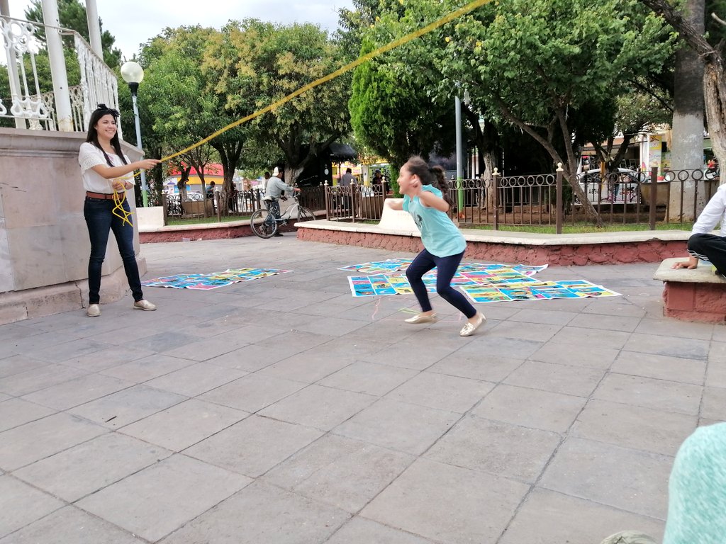 XtianMeraz's tweet photo. Estamos decorando la plaza municipal. Acompáñanos a saltar la cuerda, jugar lotería y bailar 🎵 #VicenteGuerrero #Jolgorio #CulturaCimunitaria https://t.co/SQeKci3kFV