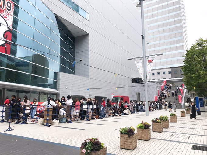 ジャニーズwest バボちゃんコラボグッズで横浜アリーナに長蛇の列 売り切れ商品も 現地の様子 まとめダネ