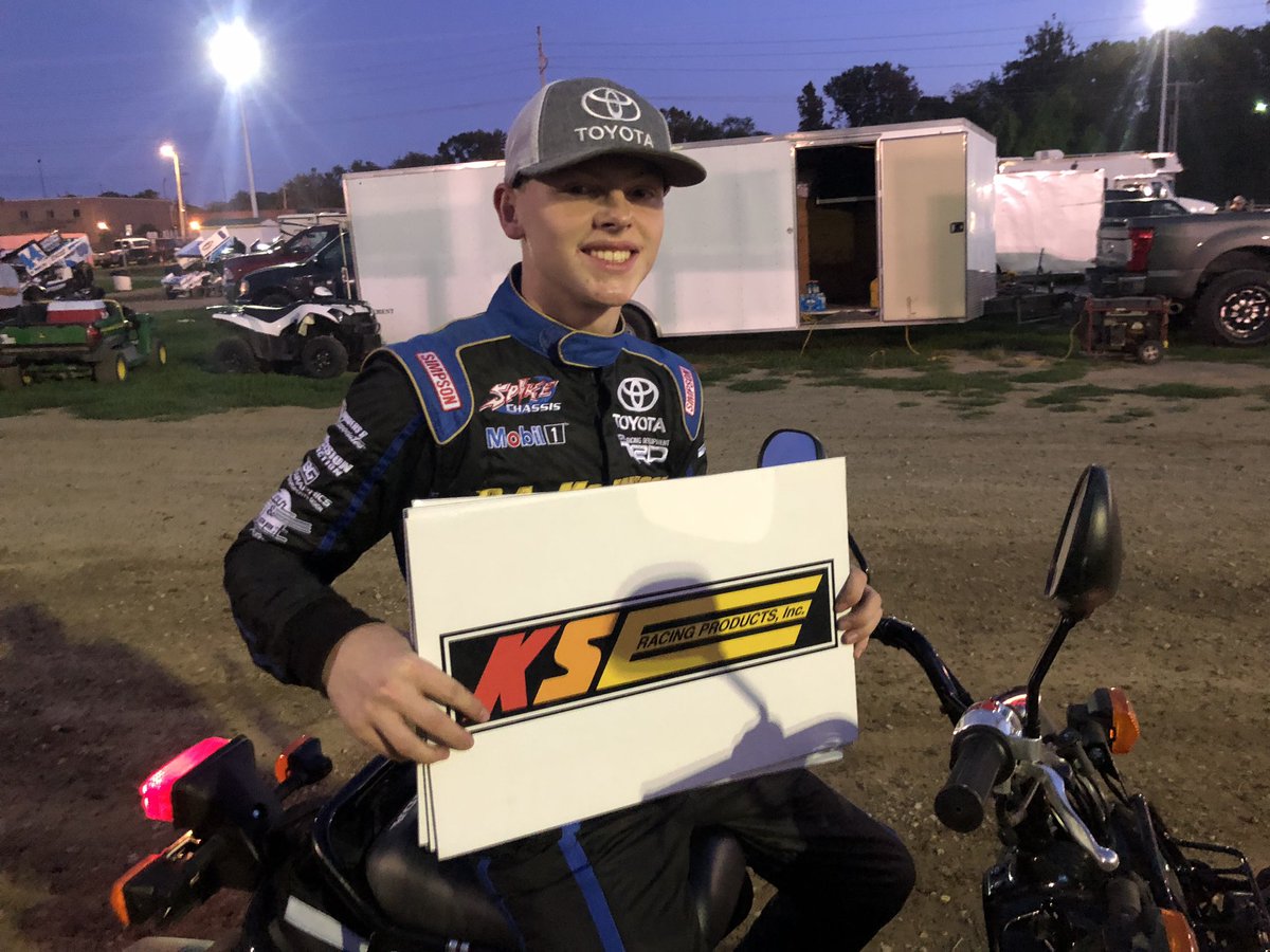 POWRi_Racing's tweet photo. Tonight’s POWRi National Midget heat winners at @BelleClairSpdwy:
@AutoMeter Heat 1️⃣: @AudieBrown7
@KSE_Racing Heat 2️⃣: @Cannon_Mac08
@AdvRacingSusp Heat 3️⃣: @Jake_Neuman3N
Daniel Robinson is tonight’s @PACRacing #HighPointMan with a 7th-to-2nd charge! https://t.co/TgbrDD1hvg