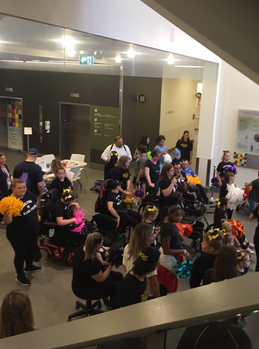 MarySiegner's tweet photo. Another super #SuperCrawl event at Ron Joyce Children’s Health Centre tonight! Thanks to all of the #RJCHC families and community members who joined us and to all of the musicians, artists, volunteers and staff who made it happen! #AccessibleFun #HamHealthSci #HamOnt https://t.co/JFBDJtClDo