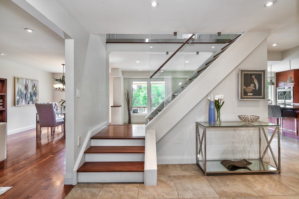 By adding glass to the stairway this foyer became a light filled focal point of this family home! 🏡 
224 Valleyview Court, Oakville $1,665,000 Contact me for more info!
#cathywhittakerrealestate #forsale #realestate #sellers #buyers #oakville #rlp #southwestoakville #mom2mombiz