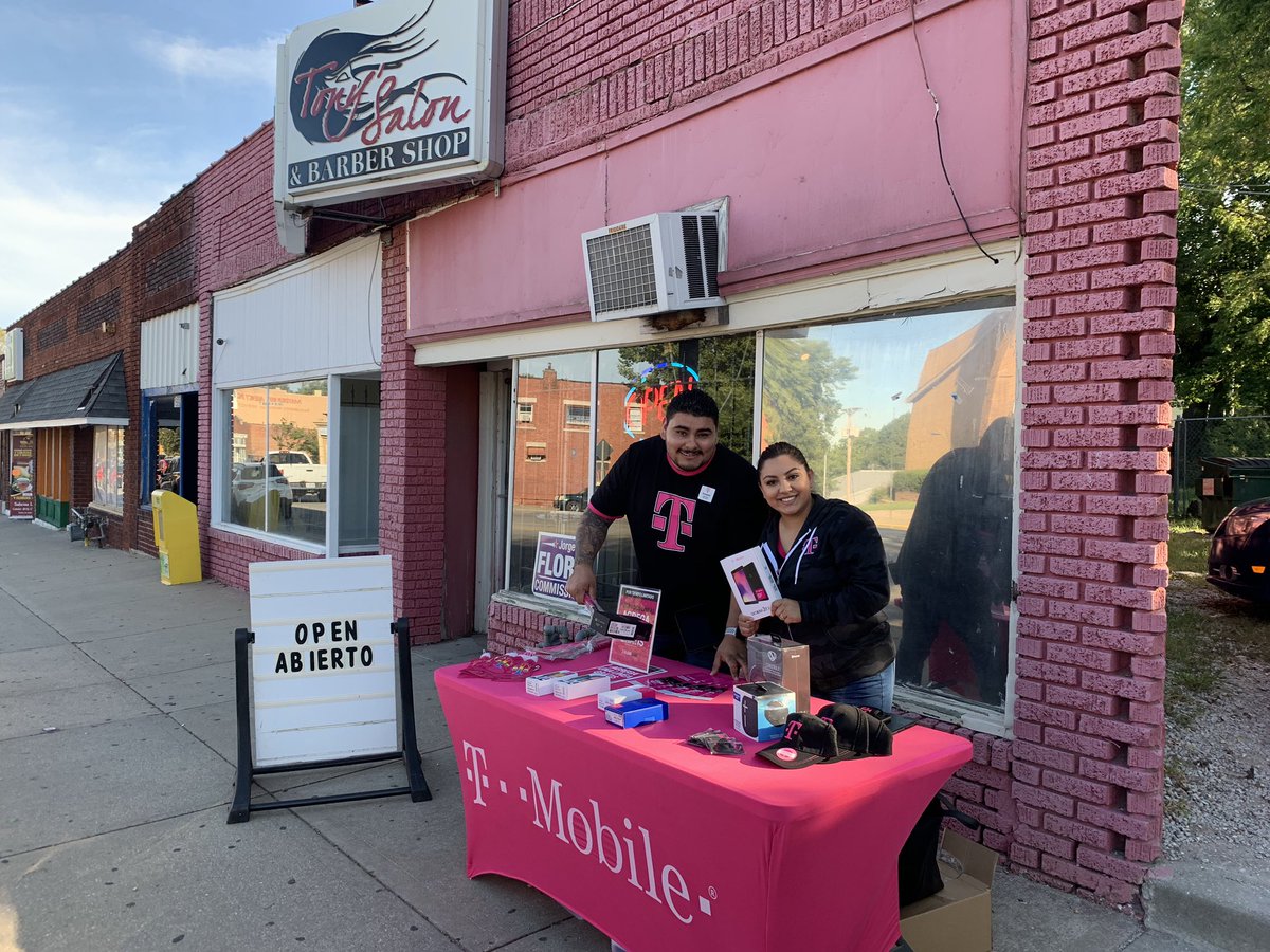 sanchezdavidds's tweet photo. Switching one customer at a time where ever we can ! Impacting our community with our amazing deals ! Reaching further then just our four walls! #tmobile #magenta #freephones #crazydeals #bestteam #prescott #2882 #represent #PlayToWin #HavingSeriousFun https://t.co/UsFZa48kGf