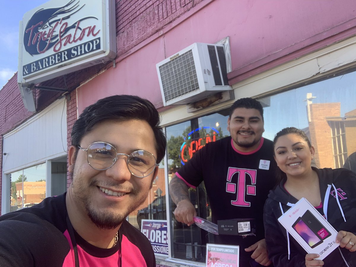 sanchezdavidds's tweet photo. Switching one customer at a time where ever we can ! Impacting our community with our amazing deals ! Reaching further then just our four walls! #tmobile #magenta #freephones #crazydeals #bestteam #prescott #2882 #represent #PlayToWin #HavingSeriousFun https://t.co/UsFZa48kGf