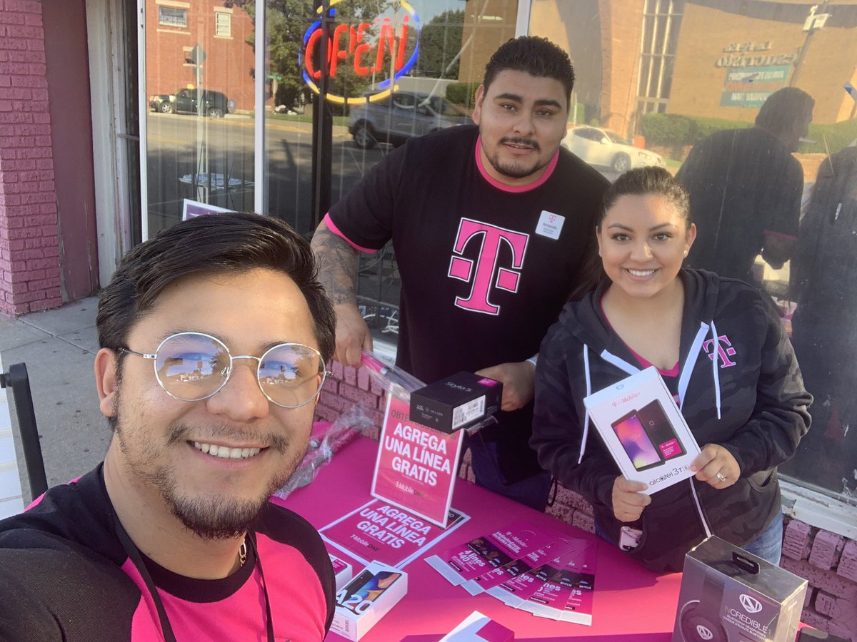 sanchezdavidds's tweet photo. Switching one customer at a time where ever we can ! Impacting our community with our amazing deals ! Reaching further then just our four walls! #tmobile #magenta #freephones #crazydeals #bestteam #prescott #2882 #represent #PlayToWin #HavingSeriousFun https://t.co/UsFZa48kGf