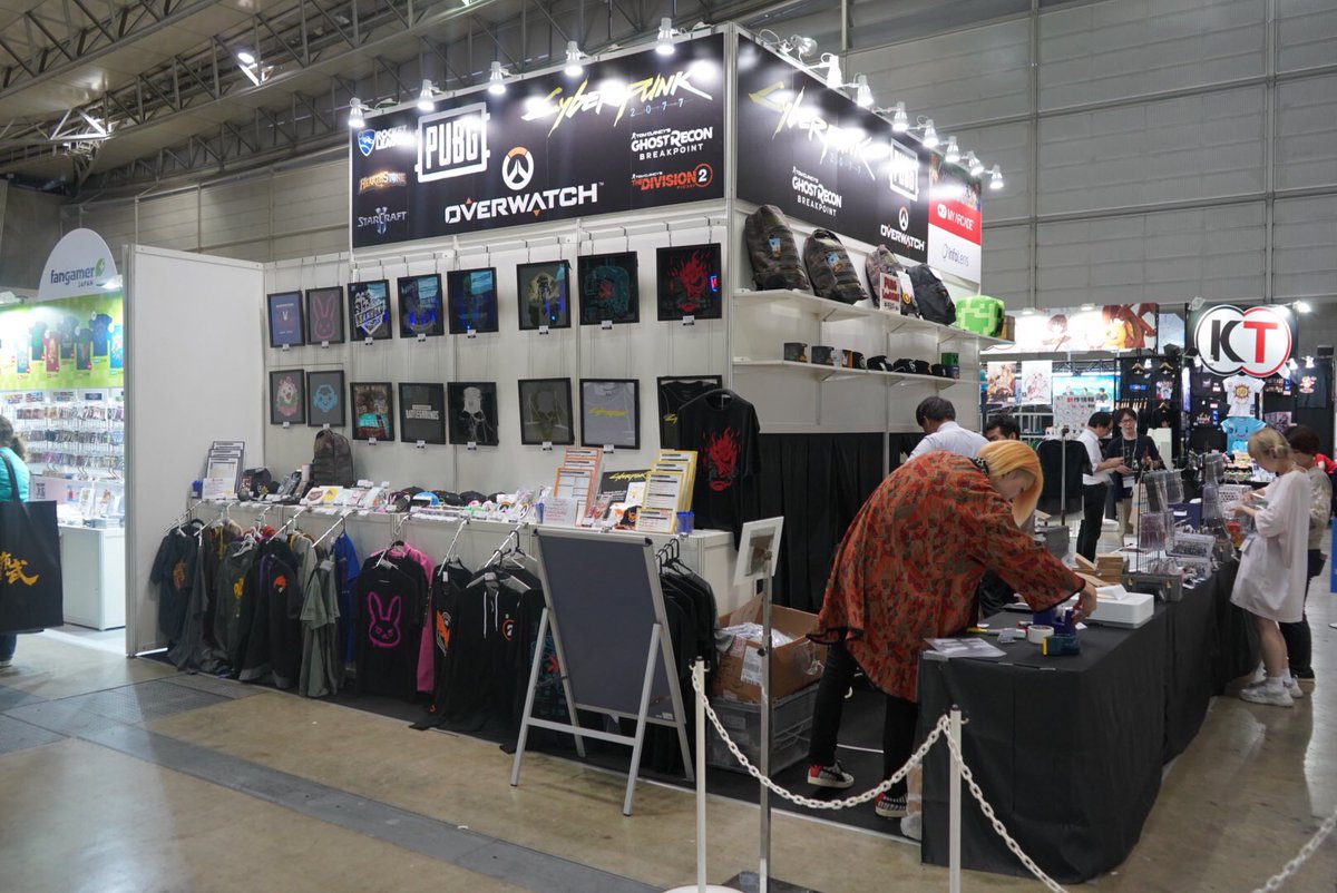 東京ゲームショウではユービーアイソフトの物販ブースだけでなく、インフォレンズさんのブースにも『ディビジョン2』や『ゴーストリコン ブレイクポイント』の グッズが！UBIブースから近いので、ぜひ両ブース見に来てください！#UBITGS2019