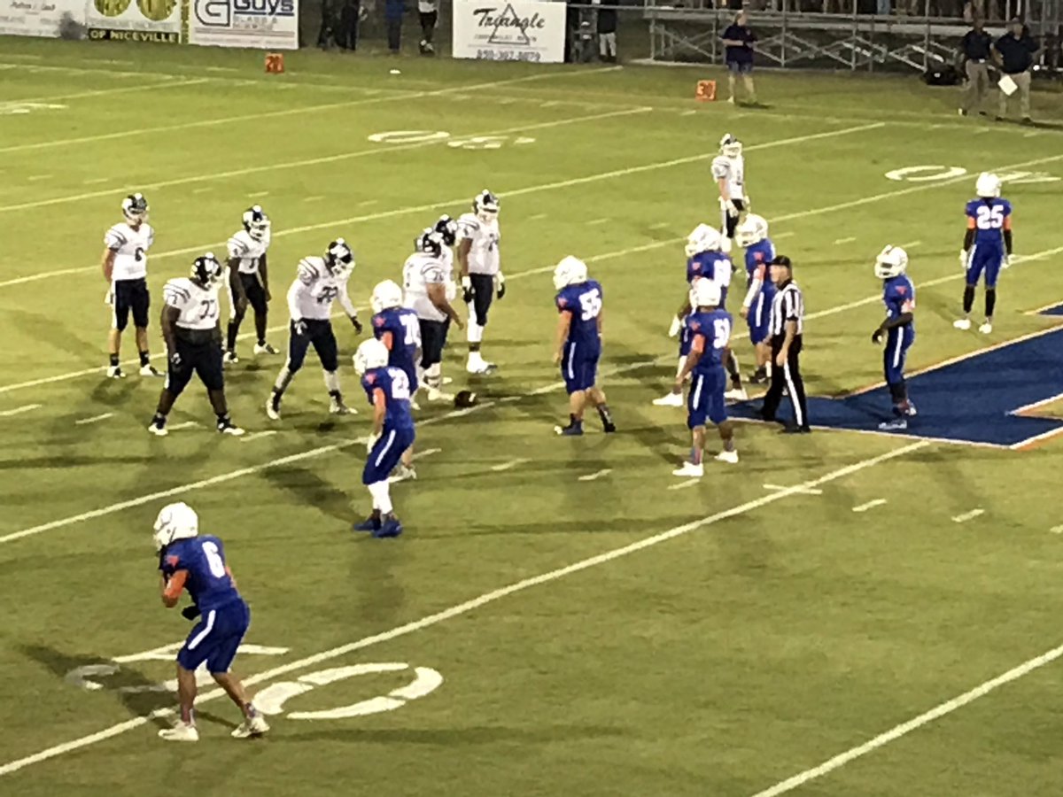 WEARDanielg's tweet photo. At the half #Walton 7; #Freeport 0 highlights #PrepFootballFinal @weartv @FHSAA @stevenissim https://t.co/1bQa2haW8P