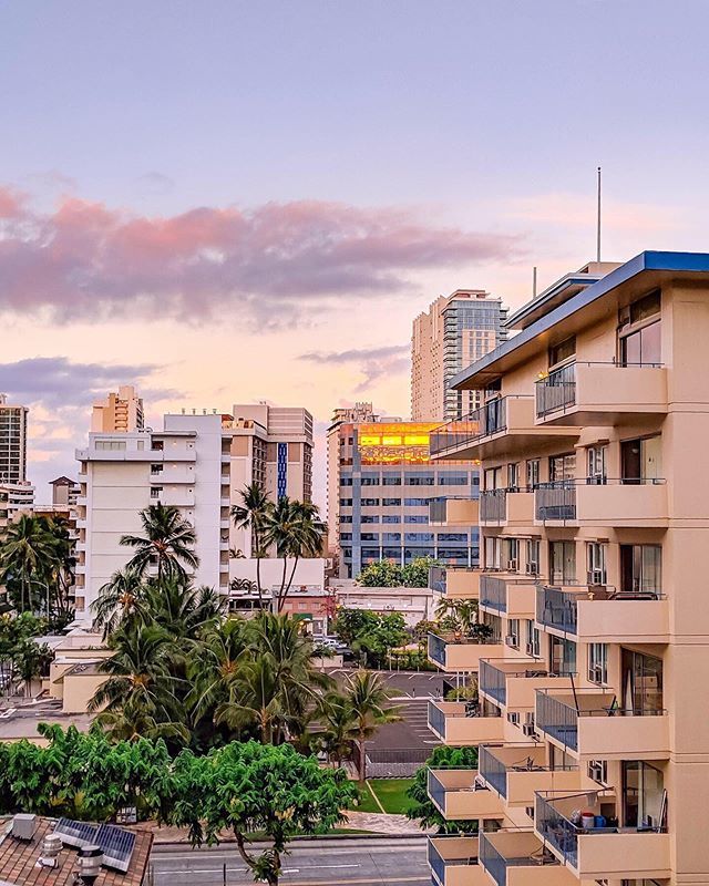 city sunsets 🌇 • <a href="/dametraveler/">Dame Traveler</a> ift.tt/2QpKX6r