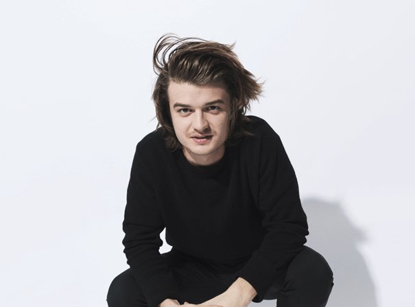 ℙ𝕨子 ストレンジャーシングスのジョー ケアリーは髪型が可愛いのがチャームポイントだと思ってたんだけど この変貌っぷりに海外ファンも相当衝撃だったらしくwhy の連発で 誰が彼をbowl Cutにしたの 13日の金曜にこれ 前の髪型を永遠に忘れ