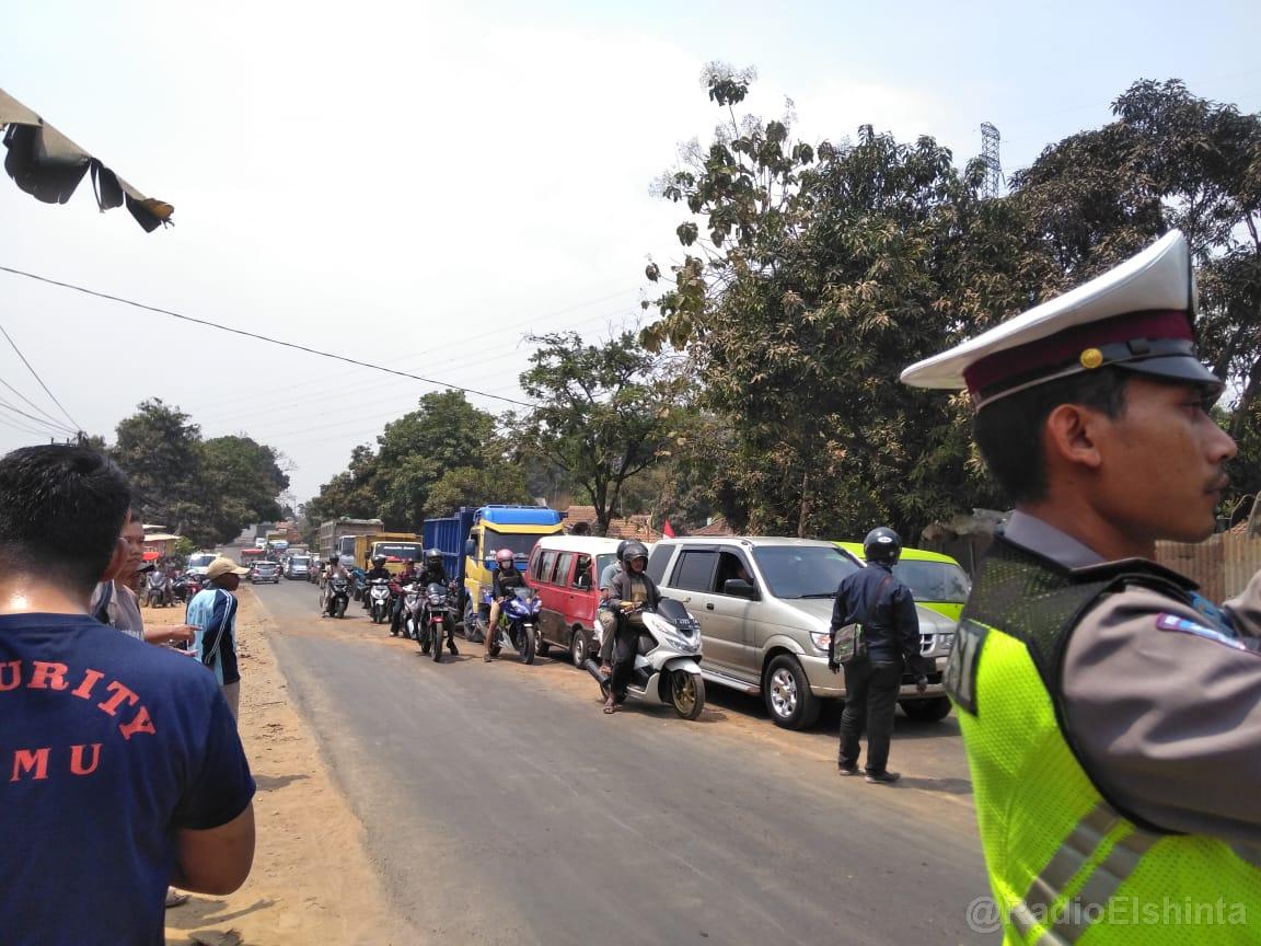 13.02: Imbas kecelakaan di Jalan Raya Cijantung Purwakarta, mengakibatkan antrean panjang kendaraan di Jalur Purwakarta menuju Padalarang Bandung, Jawa Barat, Sabtu (14/8).  (📸Tis) #ElshintaWeekend