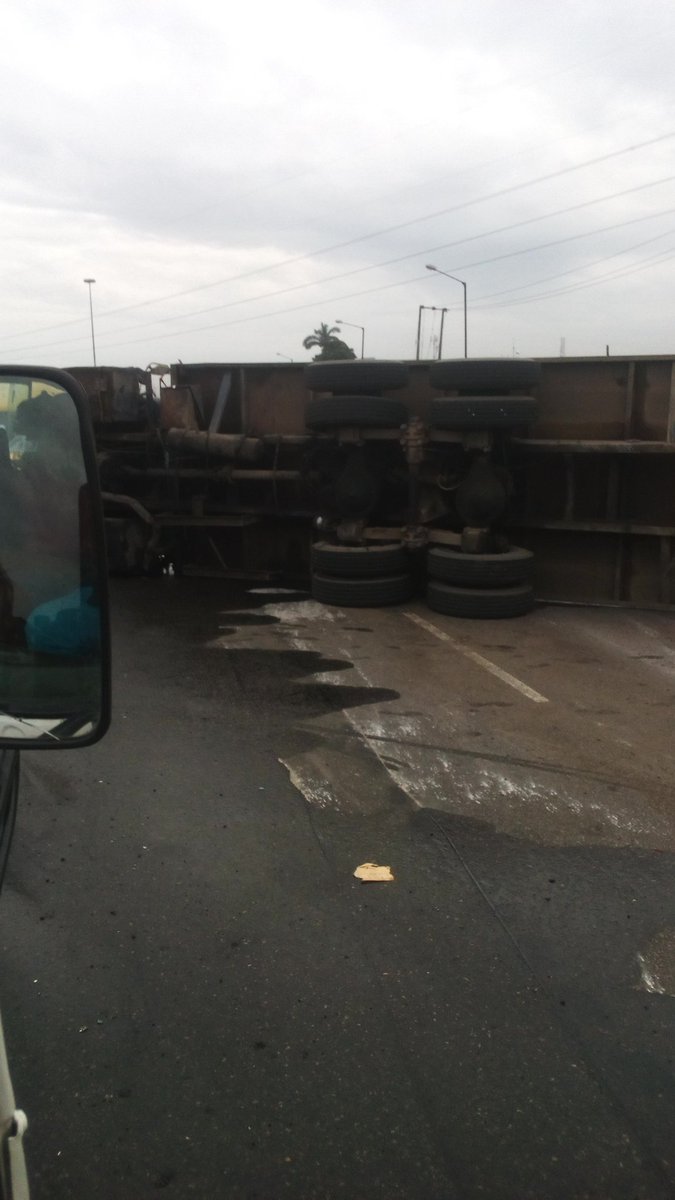 Jimohsio's tweet image. Occur along apapa oshodi express way,no death was recorded.. Lagos State safety team are in charge now.