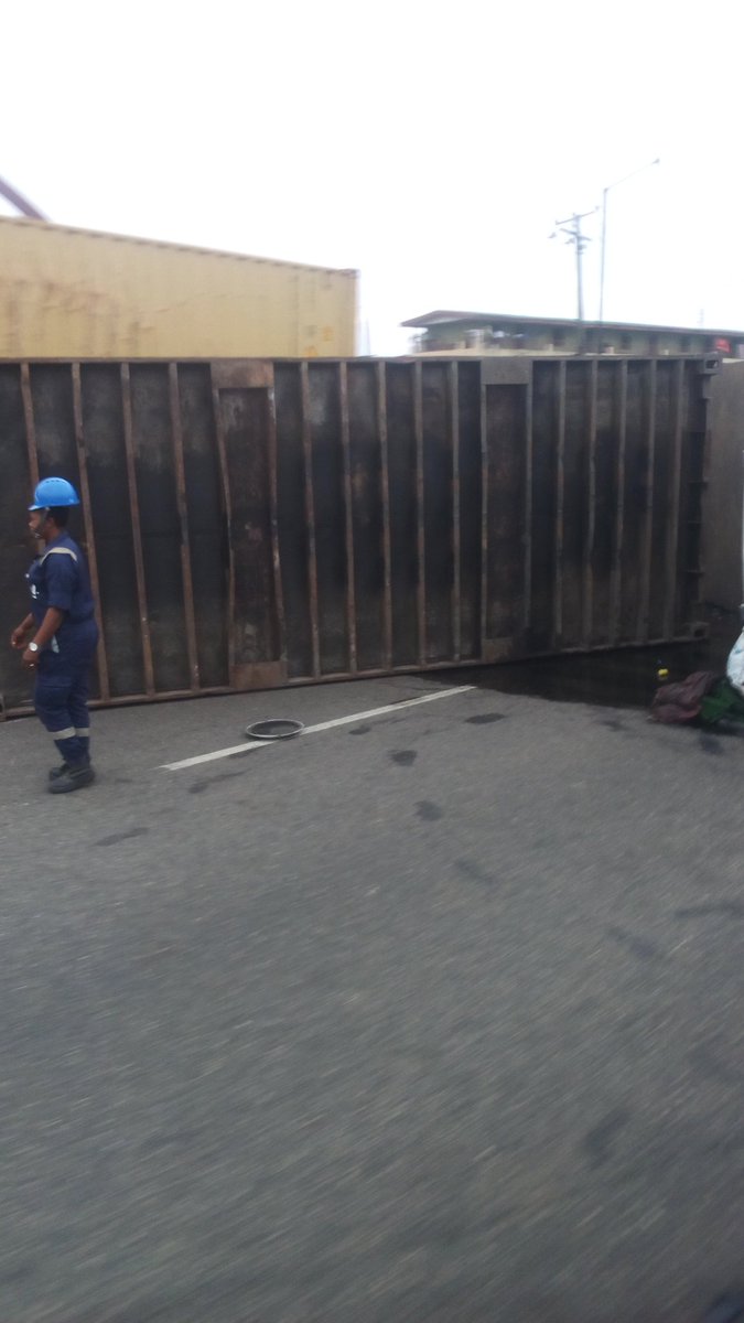 Jimohsio's tweet image. Occur along apapa oshodi express way,no death was recorded.. Lagos State safety team are in charge now.