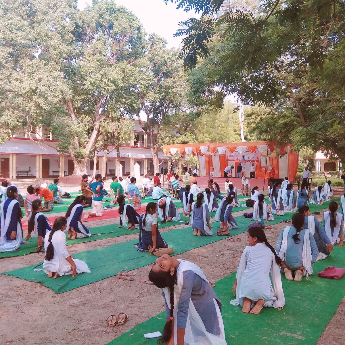 26_shikhasingh's tweet photo. #SriGandhiSamarakInterCollege Samodhpur,Jaunpur U.P. #socialwelfareprogrammes #sanitation #communityawarenessprogram
#FitIndiaMovement
Thank you students,Respected principal sir&teachers
@PMOIndia @UNICEFIndia @narendramodi @MoJSDoWRRDGR @swachhBharatMissionGrameen(SBM-G) https://t.co/5VN7YMQIBq