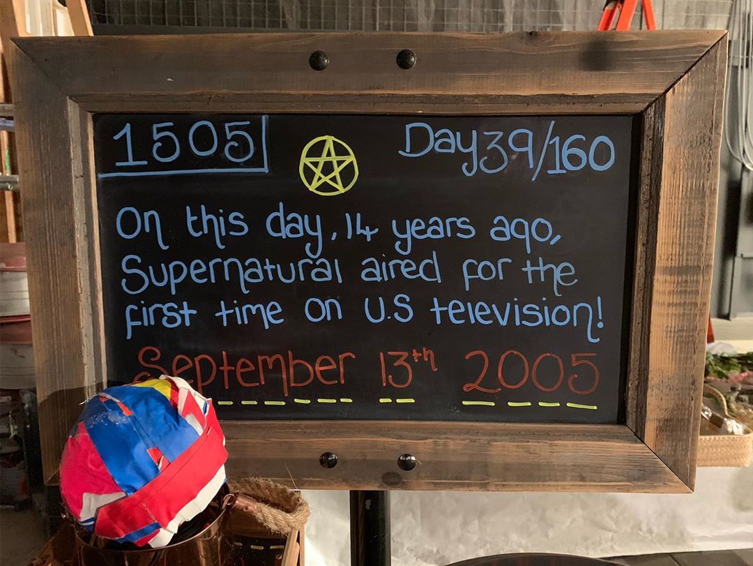 SPNMex's tweet photo. Puro amor en esta foto... ♥️♥️♥️
📸 vía @spntapeball Instagram "Feliz #supernaturalday. De parte de todos nosotros el #spncrew para todos ustedes la #spnfamily.
#spntapeball15 #chewycenter #setfriends #setlife #fifthteenthandfinal #thishowweroll" https://t.co/dcGutzV5GN
