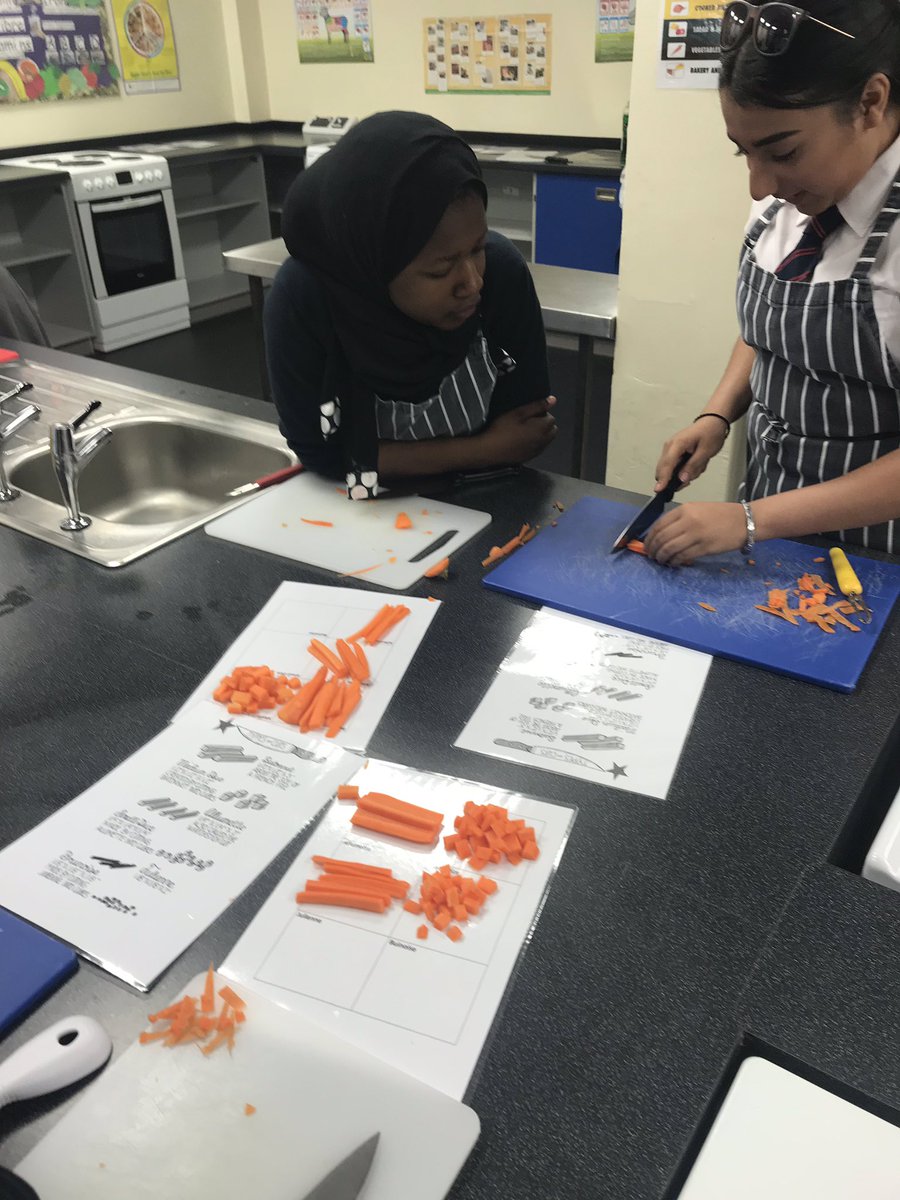 TechnologyDepa2's tweet photo. Year 10 have thoroughly enjoyed the cutting skills task. #julienne #Brunoise #Batonnet #allumette #differentiation https://t.co/pxhyx8Qr2G