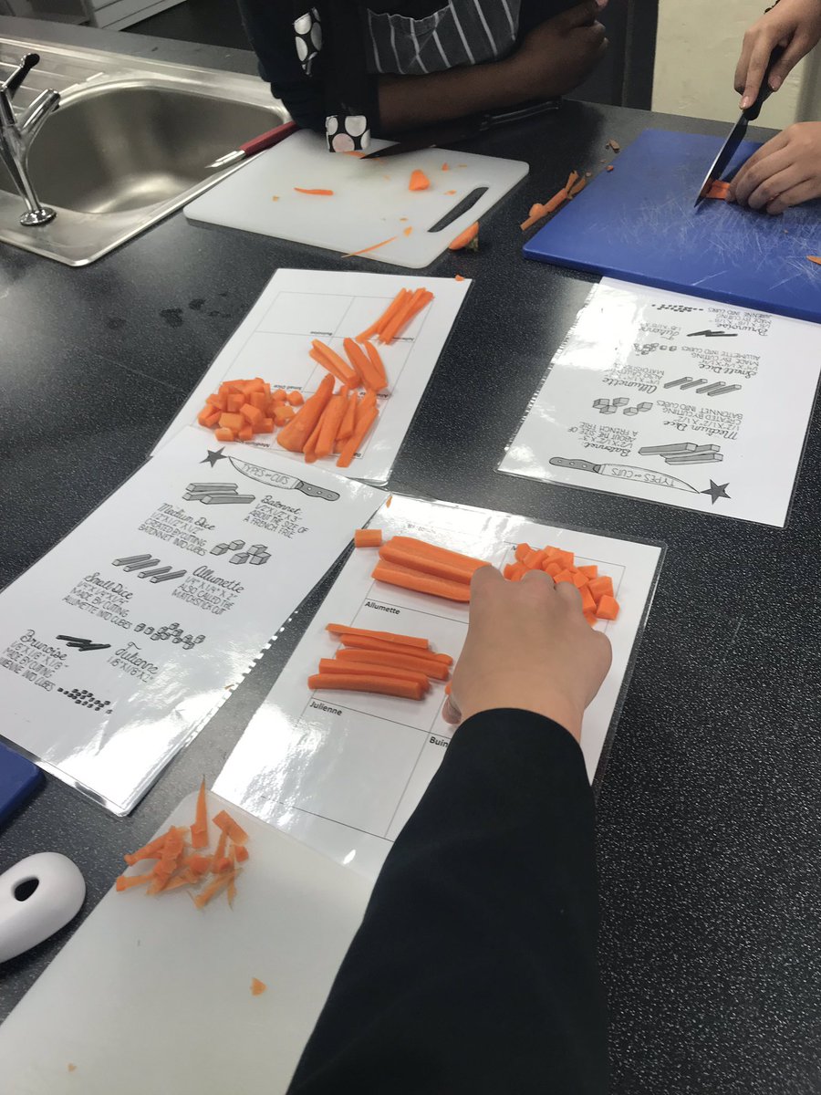 TechnologyDepa2's tweet photo. Year 10 have thoroughly enjoyed the cutting skills task. #julienne #Brunoise #Batonnet #allumette #differentiation https://t.co/pxhyx8Qr2G