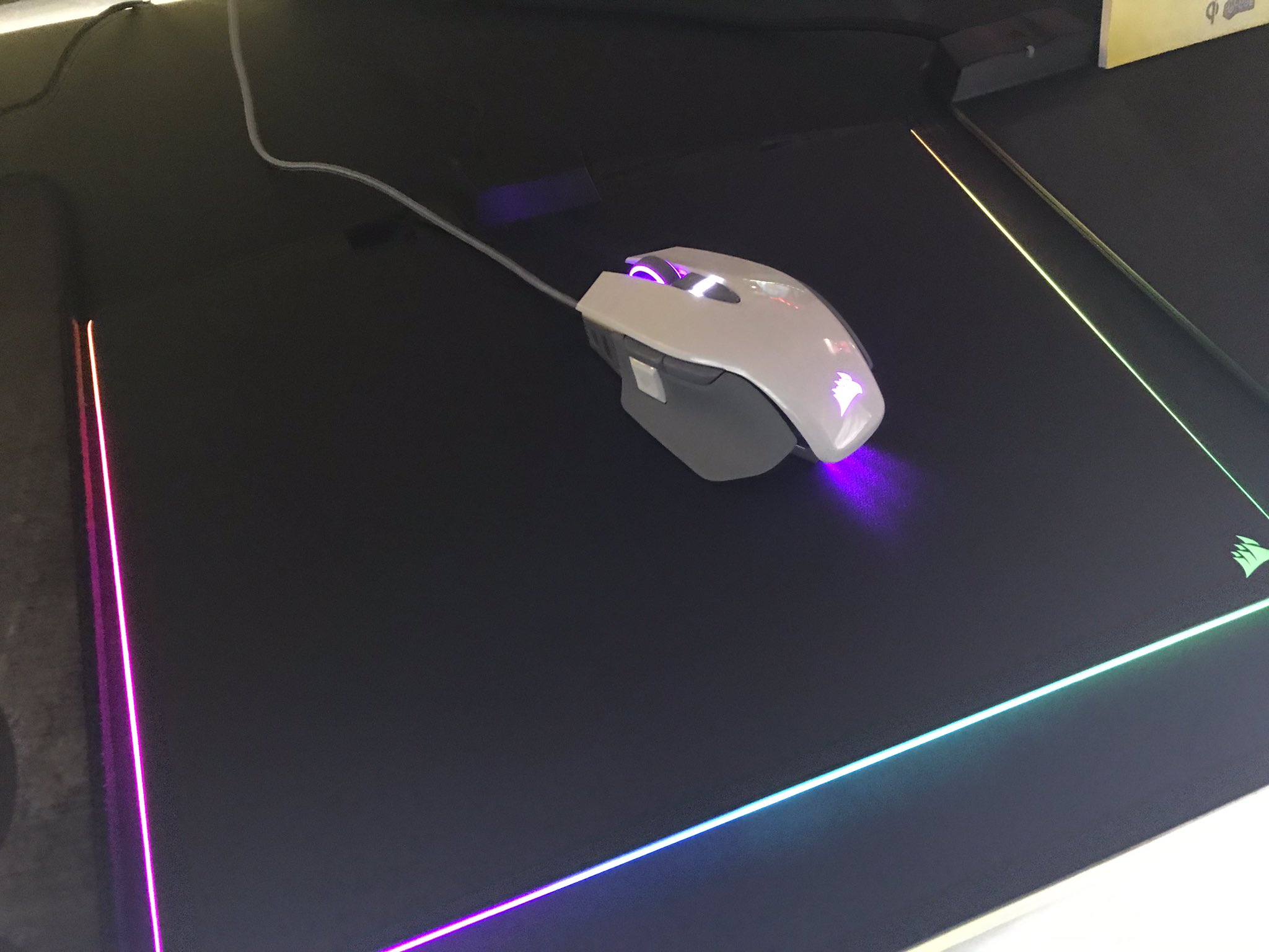 W O な し い ろ O 見た目に反して軽い そしてマウスパッドかっこいい Corsair Tgs19 T Co Zejzsygv2r Twitter