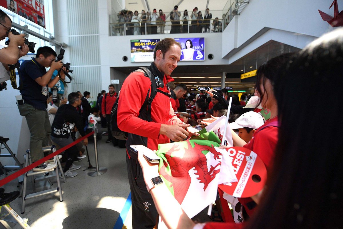 Huge welcome for the squad as they arrived in Kitakyushu this morning! 🛬
北九州市で大歓迎いただき光栄です。@WalesTeamRWC19