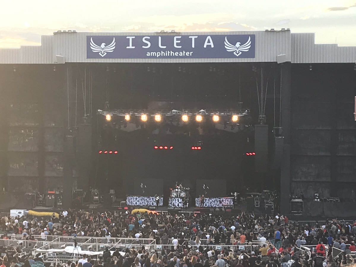 LanaStraub's tweet photo. Surprise HAPPY 18th BIRTHDAY to Ray3 @breakingbenj @ChevelleInc @threedaysgrace @IsletaAmphithea https://t.co/XGPUHNpdgX