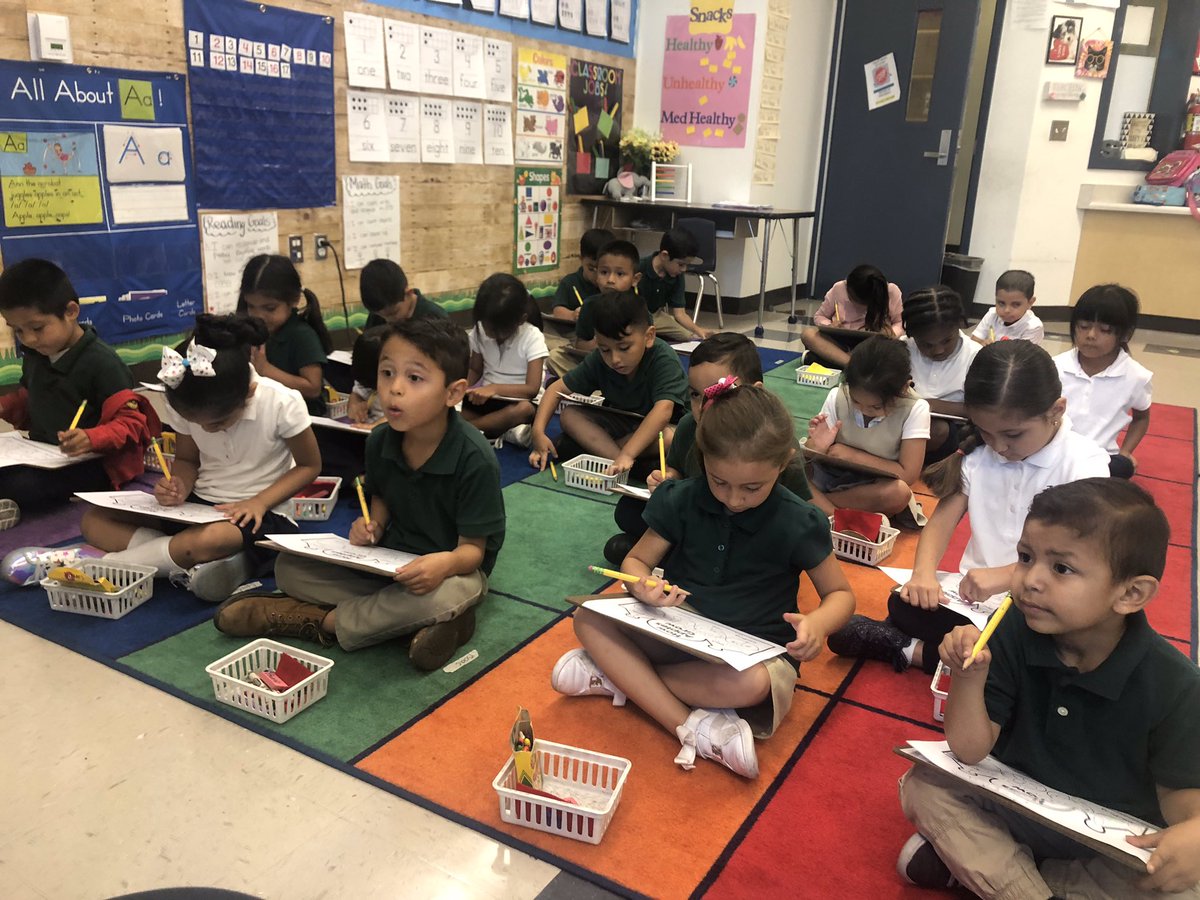 Learning doesn’t have to take place at the desk. These Kinder students are off to a great start. 
#marshaallrocks <a href="/LynwoodSchools/">Lynwood Unified School District</a> #studentlearning