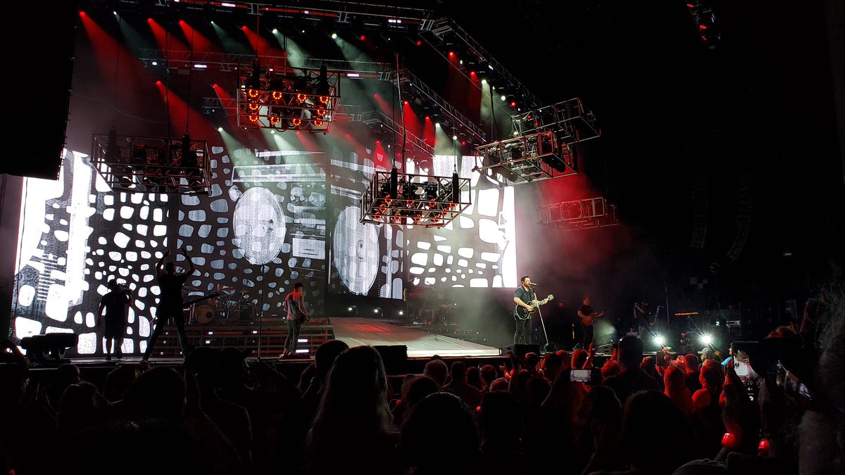 dnames76's tweet photo. @ChrisYoungMusic - There are words to describe the show tonight!Absolutely AMAZING  #RaisedOnCountryTour #Tampa https://t.co/fHpSbDkixc