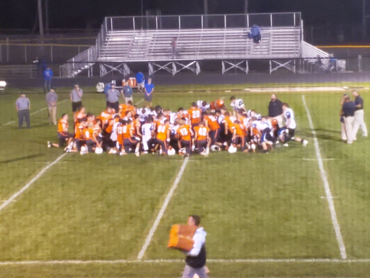 dandersonradio's tweet photo. If we win, we praise Him. And if we lose, we praise Him. Either way we honor Him with our actions and our attitudes. https://t.co/Ak3TJ4KGyO