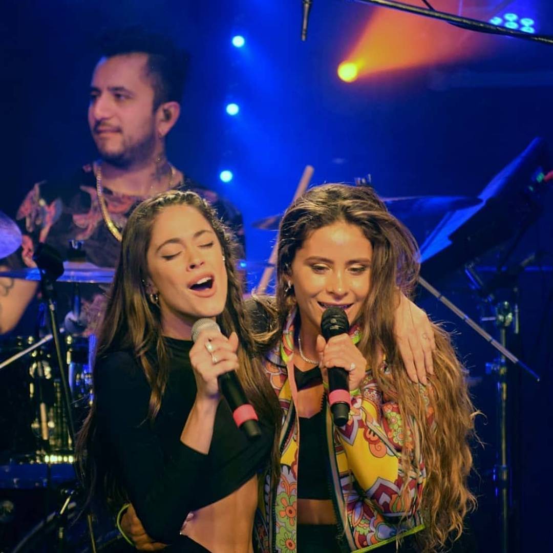 ZZNoficial's tweet photo. Por la Revolucion con sabor a Fresa, no pudimos hablar del Reencuentro de @TiniStoessel y @soycamioficial en la Cdad. de Bs.Aires como parte del #ROSAtour 🎼 Ambas interpretaron "Pa' Callar tus Penas", uno de los tantos Exitos que tiene el CD Debut de la Cantante chilena https://t.co/rlodiVElHO