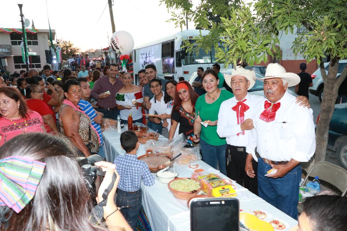 Zenon_Velazquez's tweet photo. Cientos de navenses se dieron cita para vivir las #FiestasPatrias2019 con la #NocheMexicana en la que disfrutaron de platillos típicos mexicanos y de la música del grupo #Voltaje.
#SigueLoBuenoParaNava https://t.co/EMFY4apZJO