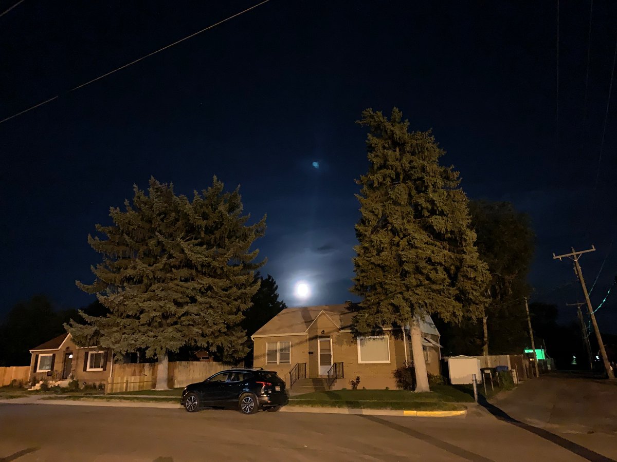 cesar_wx's tweet photo. Tonight right to the south over the mountains in #Pocatello the #harvestmoon is out in full glory! On top the temps will be sitting around in the 60s so the perfect #pationight! Also the moon might look a bit smaller, that's because it's at its #apogee. #micromoon #space https://t.co/r2kTiUVy4v