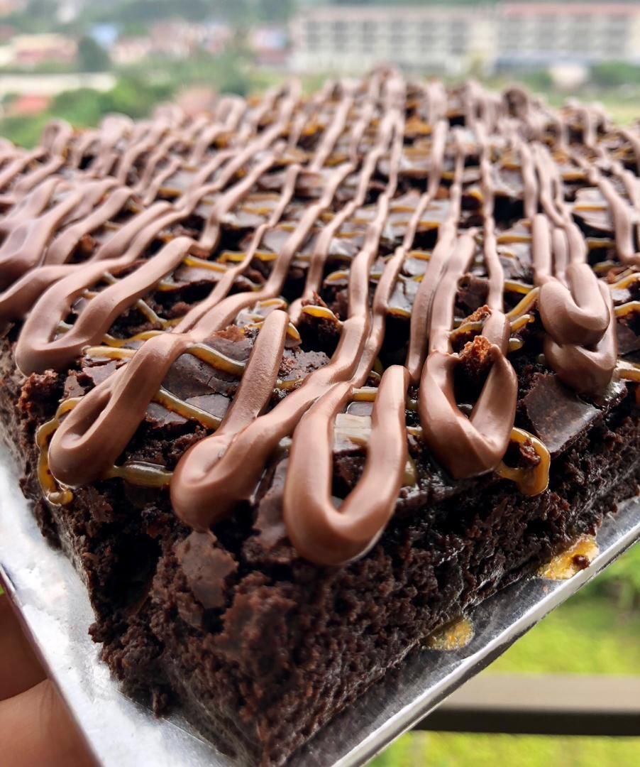 Azilanasir Twitterissa Dfcc Standard Mamasab Chocolate Cake Yang Dilapisi Ganache Dan Cream Cheese Yang Tebal Disempurnakan Dengan Drizzle Nutella Dan Salted Caramel Kesedapan Yang Melampaui Batas Sedap Sedap Sedap