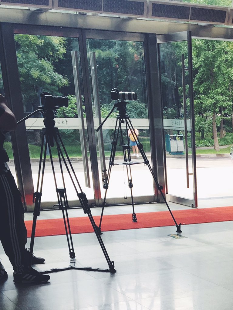 中秋节也依然工作
第一次尝试在摄像机下做演员
哈哈哈 好有趣