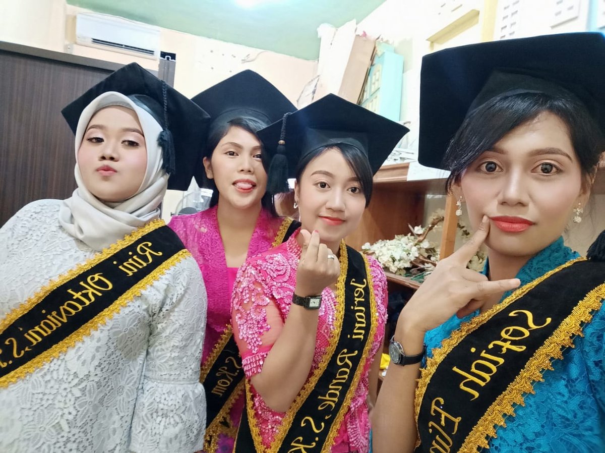 Jerianirande2's tweet photo. Wisuda USTJ
#JAYAPURA https://t.co/noGAJXsDP4