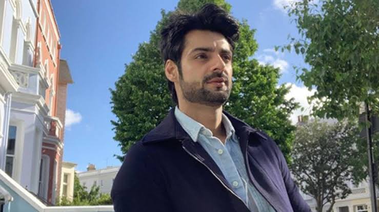 Karan Wahi & Krystle D& #39;SouzaA soft spoken, feminist, family man from a conservative background & a model fall for e/o while he& #39;s on a business trip & her on an outdoor campaign. Their journey as he supports her in everything she does, even if it means going against his family.